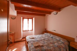 camera con letto matrimoniale della casa. E' spaziosa ed accogliente.