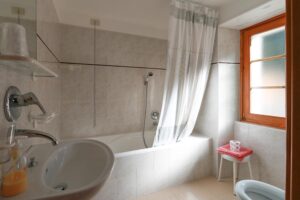 il bagno con la vasca