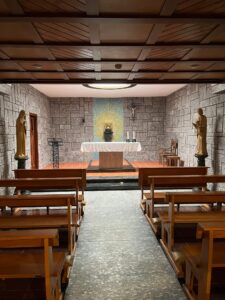 cappella della casa con numerose sedute.