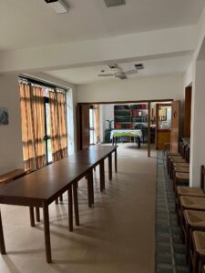 sala svago con tavoli